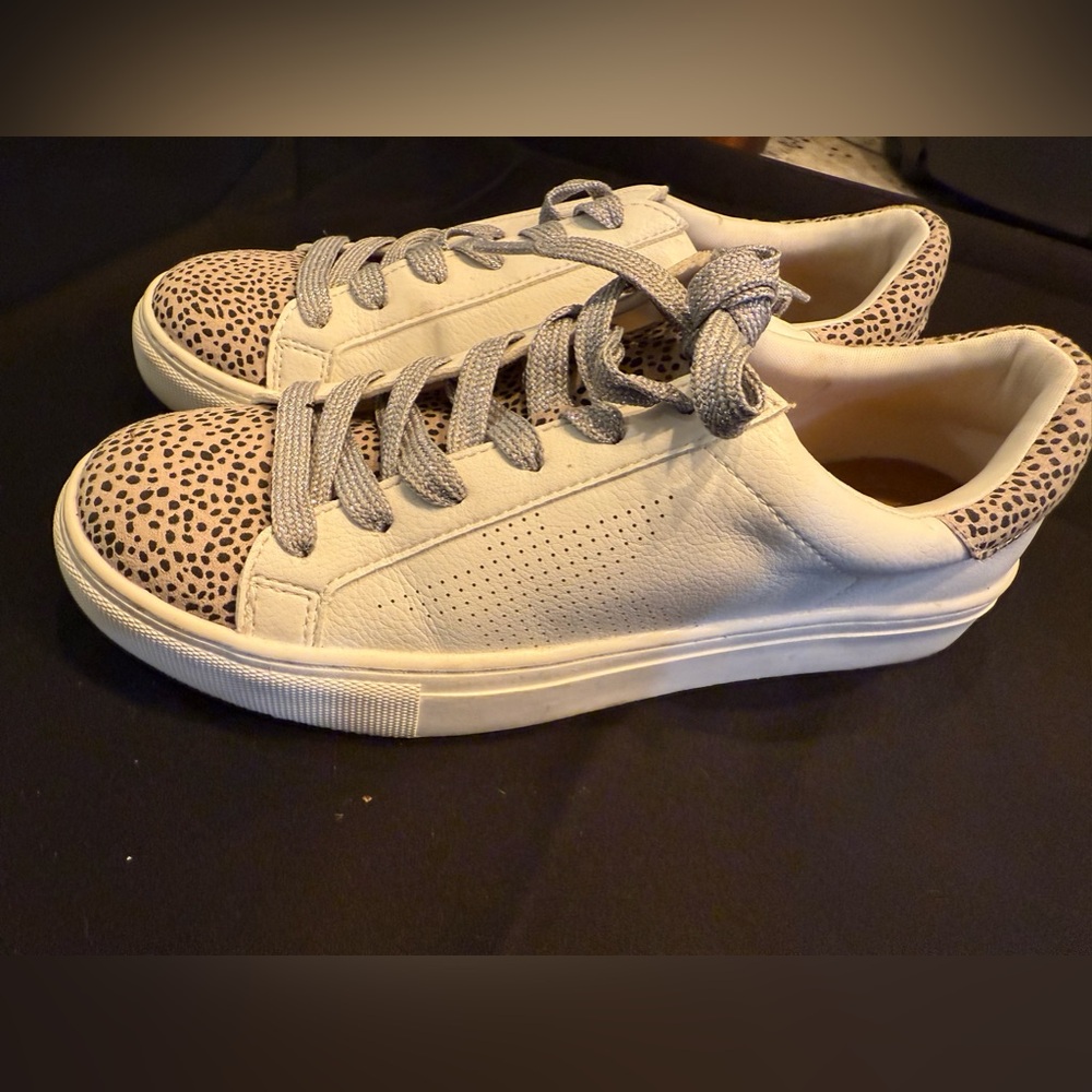 Universal Thread Sz 8 Women’s Low top Sneaker White Cheetah